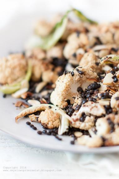 Zdjęcie - Sałatka z pieczonego kalafiora i czarnej soczewicy (Roasted cauliflower and black lentils salad) - Przepisy kulinarne ze zdjęciami