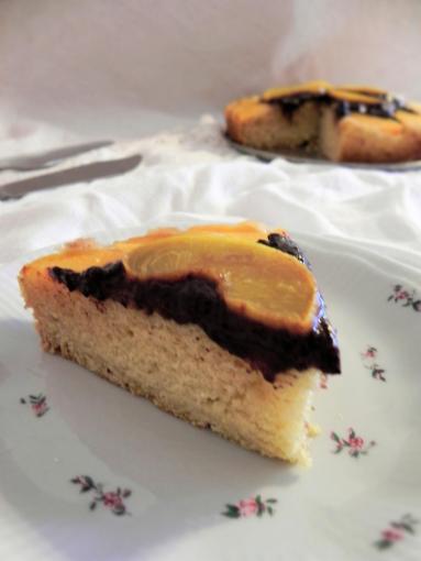 Zdjęcie - Ciasto biszkoptowe z owocami babci Uli - Przepisy kulinarne ze zdjęciami