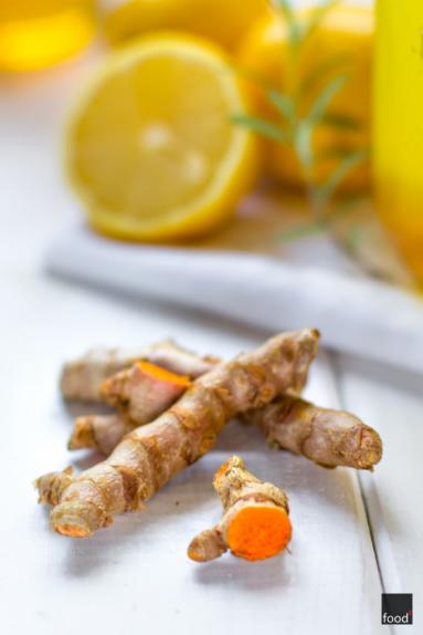 Zdjęcie - Napar z kurkumy z rozmarynem, miodem i cytryną - Przepisy kulinarne ze zdjęciami
