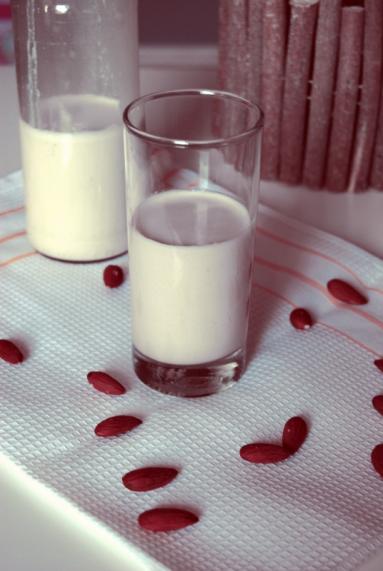 Zdjęcie - Mleko migdałowe - Przepisy kulinarne ze zdjęciami