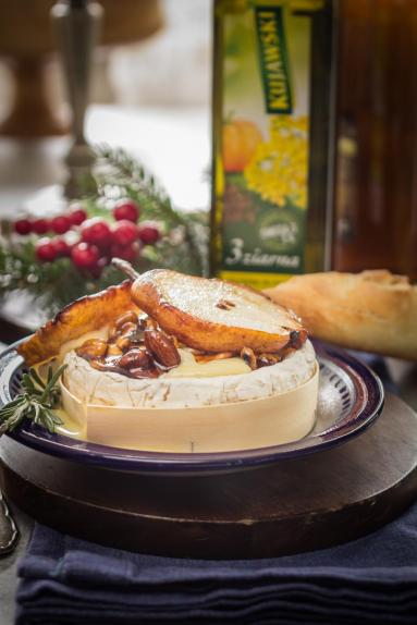 Zdjęcie - Pieczony camembert ze smażonymi gruszkami i mieszanką orzechów w miodzie - Przepisy kulinarne ze zdjęciami