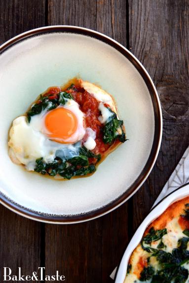 Zdjęcie - Jajka zapiekane ze szpinakiem i sosem pomidorowym - Przepisy kulinarne ze zdjęciami