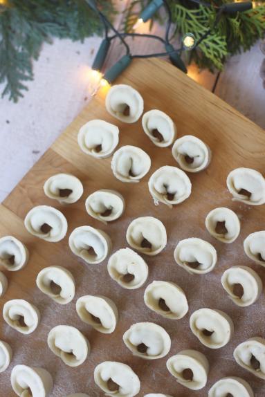 Zdjęcie - Uszka z grzybami do wigilijnego barszczu - Przepisy kulinarne ze zdjęciami