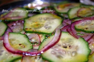 Zdjęcie - Miodowo &#8211; winna  sałatka z ogórków i czerwonej cebuli - Przepisy kulinarne ze zdjęciami