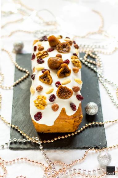 Zdjęcie - Bożonarodzeniowy keks z lukrem i bakaliami - Przepisy kulinarne ze zdjęciami