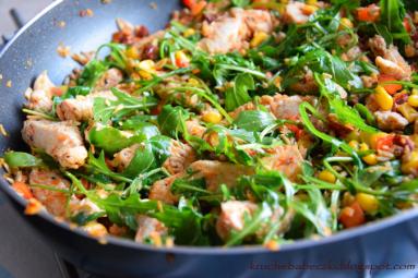 Zdjęcie - Obiadowa sałatka na ciepło z kurczakiem, kokosem i warzywami - Przepisy kulinarne ze zdjęciami