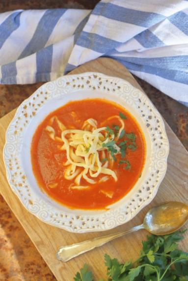 Zdjęcie - Pomidorowa z domowym makaronem - Przepisy kulinarne ze zdjęciami