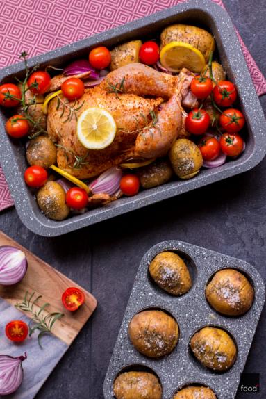 Zdjęcie - Kurczak pieczony z ziemniakami Hasselback - Przepisy kulinarne ze zdjęciami