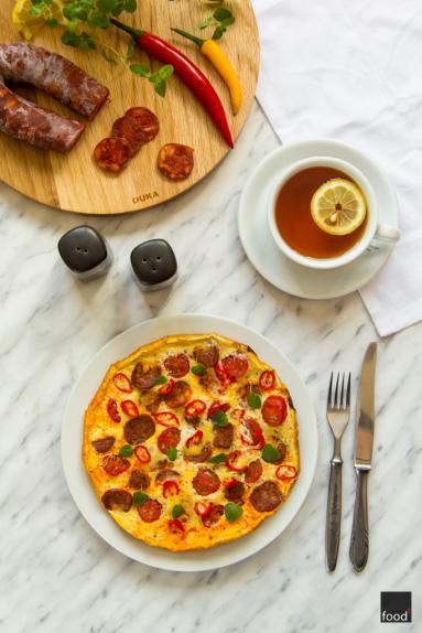 Zdjęcie - Frittata z chorizo, pomidorkami koktajlowymi i papryczką chili - Przepisy kulinarne ze zdjęciami