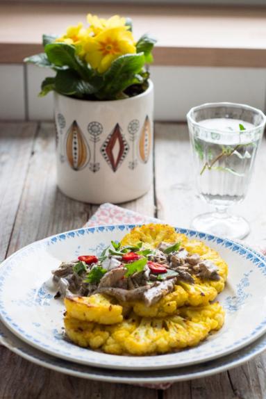 Zdjęcie - „Steki” z kalafiora z sosem z boczniaków - Przepisy kulinarne ze zdjęciami