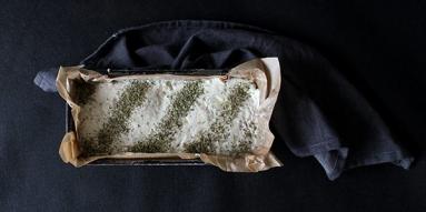 Zdjęcie - Chleb pszenno-żytni z ogórkami kiszonymi - Przepisy kulinarne ze zdjęciami
