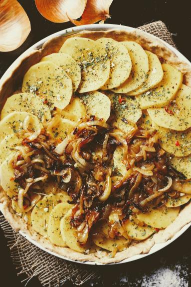 Zdjęcie - Tarta ziemniaczano cebulowa z gorgonzolą na drożdżowym spodzie - Przepisy kulinarne ze zdjęciami