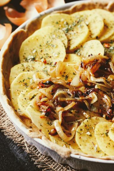 Zdjęcie - Tarta ziemniaczano cebulowa z gorgonzolą na drożdżowym spodzie - Przepisy kulinarne ze zdjęciami