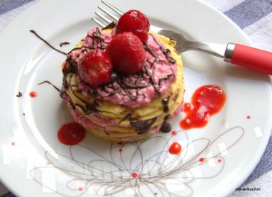 Zdjęcie - Naleśniki z twarożkiem truskawkowym i czekoladą - Przepisy kulinarne ze zdjęciami
