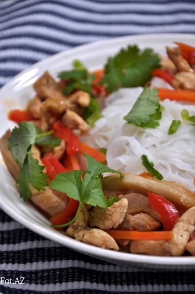 Zdjęcie - Kurczak z boczniakami po chińsku - Przepisy kulinarne ze zdjęciami