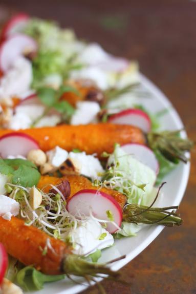 Zdjęcie - Sałatka z pieczonymi marchewkami - Przepisy kulinarne ze zdjęciami