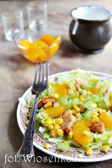 Zdjęcie - Sałatka z kurczakiem i mandarynkami - Przepisy kulinarne ze zdjęciami