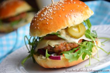 Zdjęcie - Domowe burgery - Przepisy kulinarne ze zdjęciami