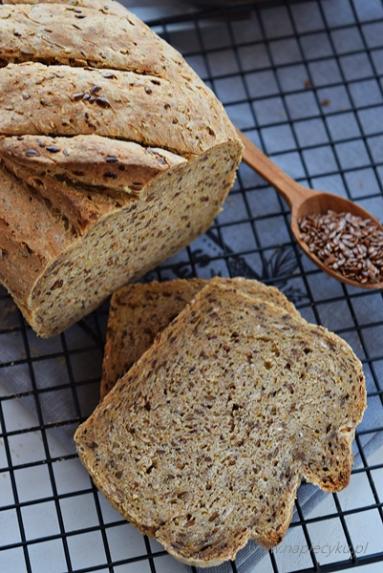 Zdjęcie - Domowy chleb ze świeżo zmielonym siemieniem lnianym - Przepisy kulinarne ze zdjęciami