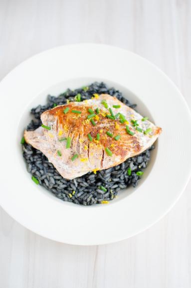 Zdjęcie - Czarne risotto z cytryną i łososiem - Przepisy kulinarne ze zdjęciami