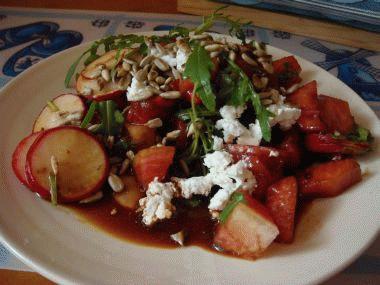 Zdjęcie - Sałatka z arbuza, mięty i  chilli  - Przepisy kulinarne ze zdjęciami