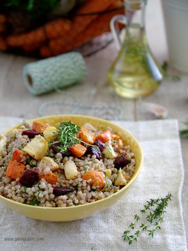 Zdjęcie - Sałatka z pieczonych warzyw korzeniowych i białej kaszy gryczanej - Przepisy kulinarne ze zdjęciami