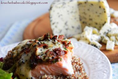 Zdjęcie - Łosoś pod pierzynką z sera korycińskiego z czarnuszką, suszonych pomidorów i koperku - Przepisy kulinarne ze zdjęciami