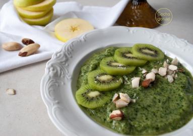 Zdjęcie - Zielone smoothie ze szpinaku, banana, jabłka i kiwi - Przepisy kulinarne ze zdjęciami