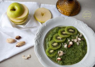 Zdjęcie - Zielone smoothie ze szpinaku, banana, jabłka i kiwi - Przepisy kulinarne ze zdjęciami