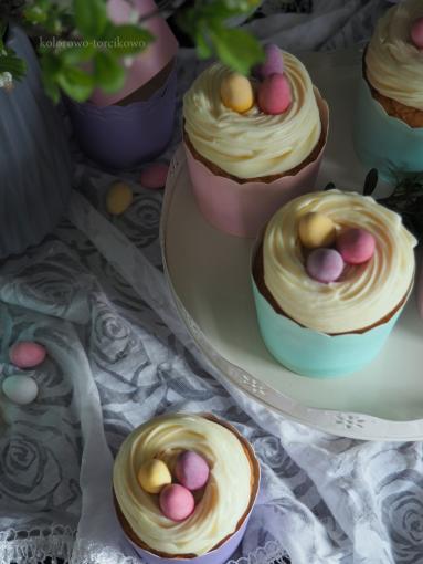 Zdjęcie - Wielkanocne muffinki z kremem - Przepisy kulinarne ze zdjęciami