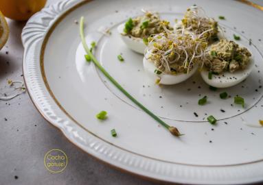 Zdjęcie - Jajka faszerowane pastą jajeczną z awokado i szczypiorkiem - Przepisy kulinarne ze zdjęciami