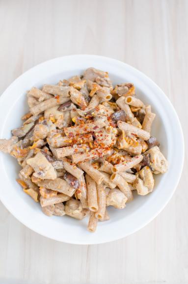 Zdjęcie - Żytni makaron z kurczakiem i grzybami - Przepisy kulinarne ze zdjęciami