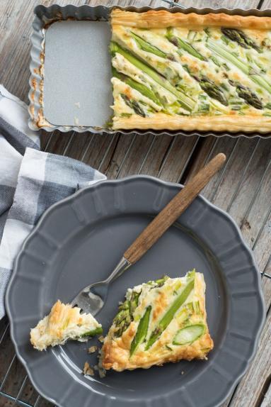 Zdjęcie - Tarta ze szparagami na cieście francuskim - Przepisy kulinarne ze zdjęciami