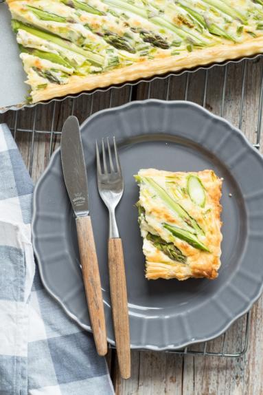 Zdjęcie - Tarta ze szparagami na cieście francuskim - Przepisy kulinarne ze zdjęciami