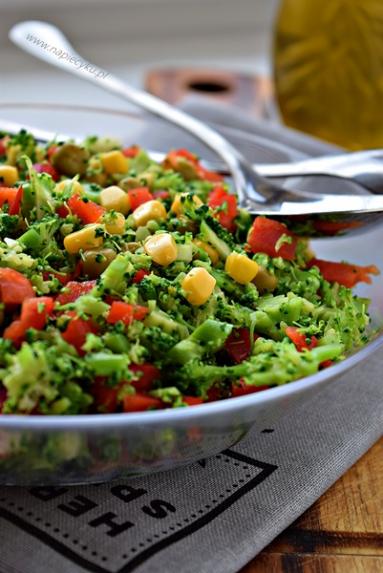 Zdjęcie - Surówka z brokuła - Przepisy kulinarne ze zdjęciami