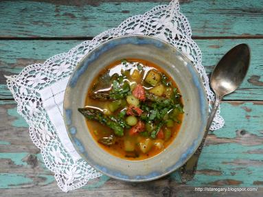 Zdjęcie - Wiosenna zupa z ziemniakami, cukinią i zielonymi szparagami - Przepisy kulinarne ze zdjęciami