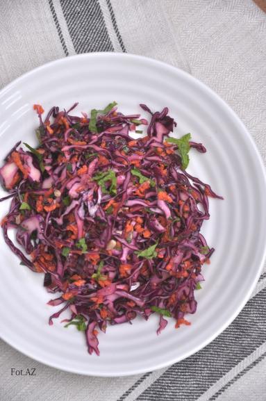 Zdjęcie - Surówka Coleslaw z czerwonej kapusty z miętą - Przepisy kulinarne ze zdjęciami