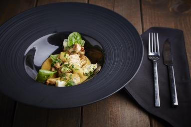 Zdjęcie - Smażona, marynowana pierś z indyka z gruszką, szpinakiem i gorgonzolą - Przepisy kulinarne ze zdjęciami