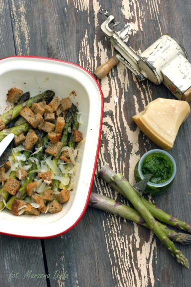 Zdjęcie - Szparagi zapiekane podane z sosem z czosnku niedźwiedziego - Przepisy kulinarne ze zdjęciami