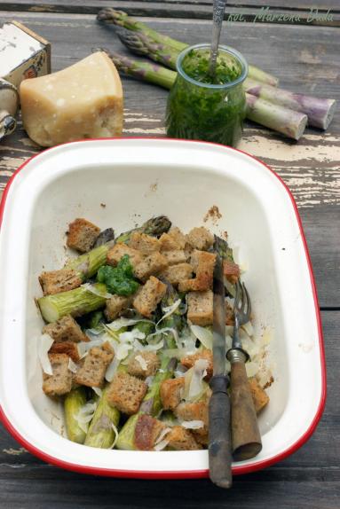 Zdjęcie - Szparagi zapiekane podane z sosem z czosnku niedźwiedziego - Przepisy kulinarne ze zdjęciami