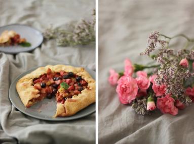 Zdjęcie - Szybka, rustykalna tarta z rabarbarem - Przepisy kulinarne ze zdjęciami