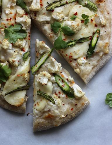 Zdjęcie - Pizza z beszamelem, szparagami, kalafiorem i halloumi - Przepisy kulinarne ze zdjęciami