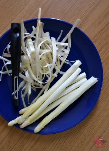 Zdjęcie - Jak obrać i ugotować białe szparagi ? - Przepisy kulinarne ze zdjęciami