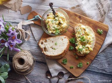 Zdjęcie - Sałatka jajeczna z boczkiem i sosem miodowo-musztardowym / Egg salad with bacon and creamy honey mustard dressing - Przepisy kulinarne ze zdjęciami