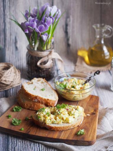 Zdjęcie - Sałatka jajeczna z boczkiem i sosem miodowo-musztardowym / Egg salad with bacon and creamy honey mustard dressing - Przepisy kulinarne ze zdjęciami