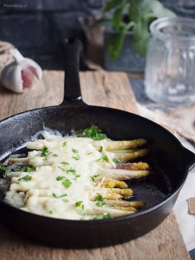 Zdjęcie - Szparagi zapiekane z serem / Cheesy asparagus bake - Przepisy kulinarne ze zdjęciami