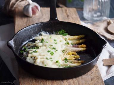 Zdjęcie - Szparagi zapiekane z serem / Cheesy asparagus bake - Przepisy kulinarne ze zdjęciami