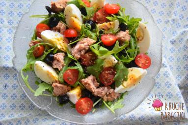 Zdjęcie - Sałatka z rukolą, tuńczykiem, jajkiem, oliwkami i pomidorkami - Przepisy kulinarne ze zdjęciami