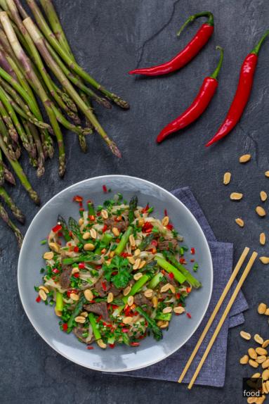 Zdjęcie - Makaron ryżowy ze szparagami i wołowiną marynowaną w maśle orzechowym - Przepisy kulinarne ze zdjęciami