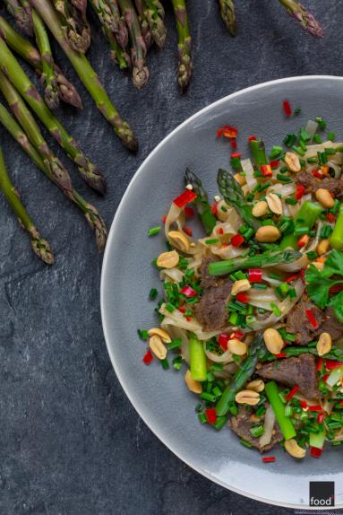 Zdjęcie - Makaron ryżowy ze szparagami i wołowiną marynowaną w maśle orzechowym - Przepisy kulinarne ze zdjęciami